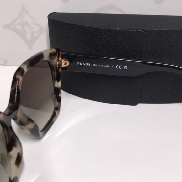 New Authentic Prada SPR 24X UAO-0A7 Women’s Sunglasses – Leopard Print - Picture 11 of 11